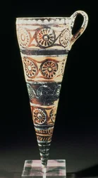 Kónický rhyton, odstraněný z Akrotiri na ostrově Thera (Santorini) v jižních Kykladách, cca 1500 př. n. l. (polychromovaná hlína)